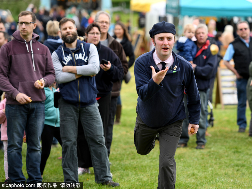 腐國(guó)人民真歡樂(lè)！多塞特郡舉行扔面包比賽