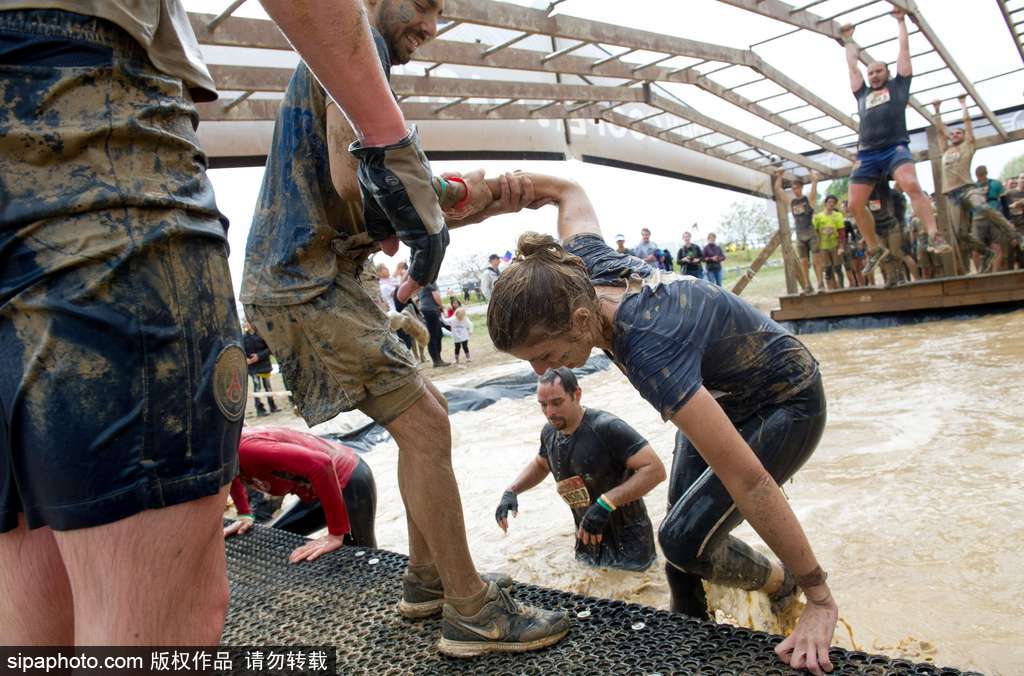 比比誰更臟！法國泥漿日參賽選手變身“泥人”摸爬滾打嗨翻天