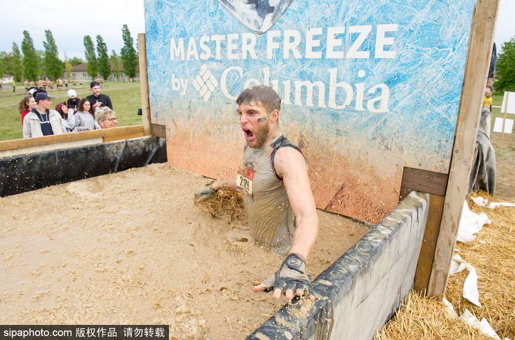 比比誰(shuí)更臟！法國(guó)泥漿日參賽選手變身“泥人”摸爬滾打嗨翻天