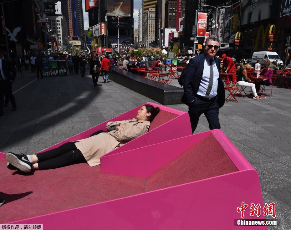 紐約時(shí)報(bào)廣場(chǎng)開(kāi)放“床位” 成行人避暑休息勝地