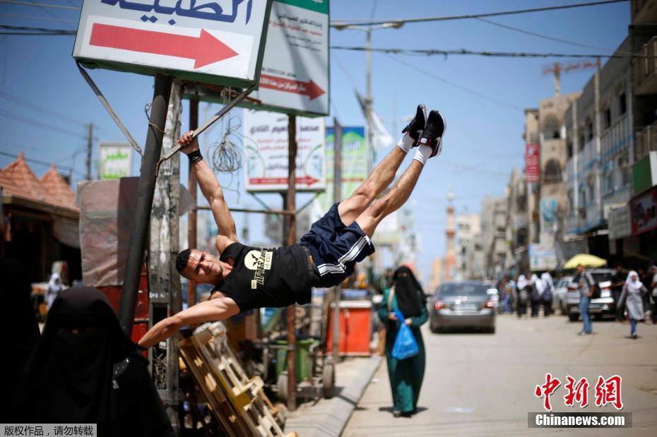 隨時隨地秀肌肉 加沙男子展示街頭健身技巧