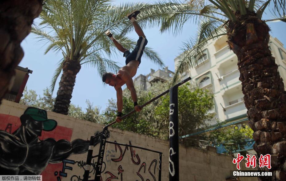 隨時(shí)隨地秀肌肉 加沙男子展示街頭健身技巧