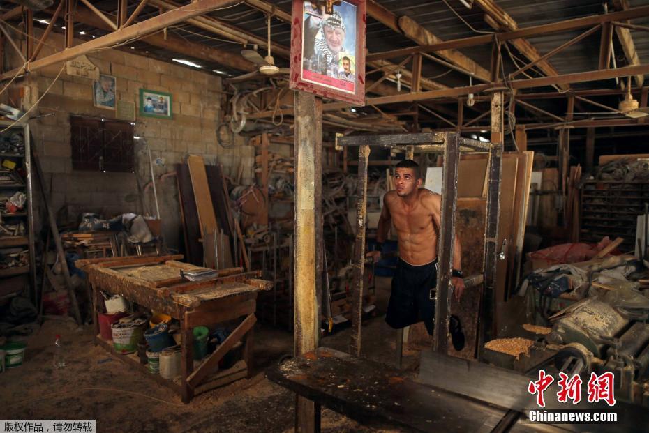 隨時(shí)隨地秀肌肉 加沙男子展示街頭健身技巧