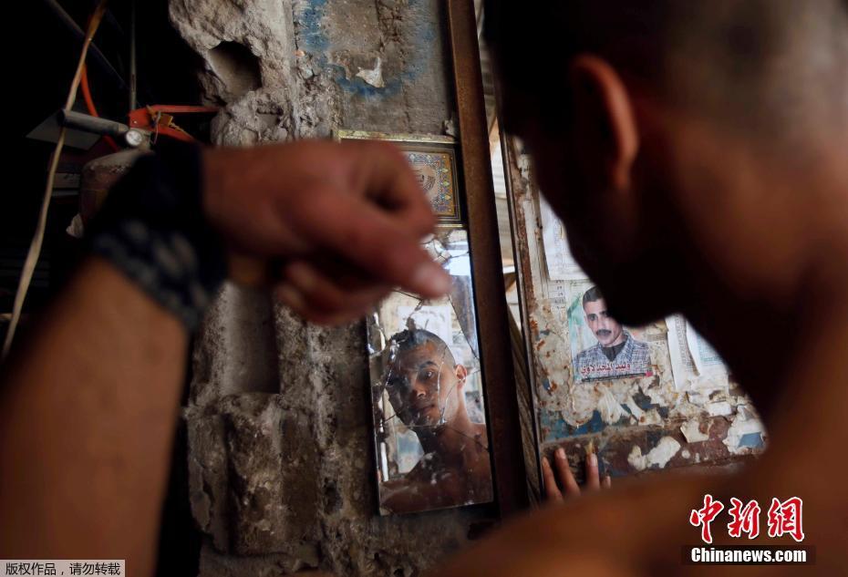 隨時隨地秀肌肉 加沙男子展示街頭健身技巧