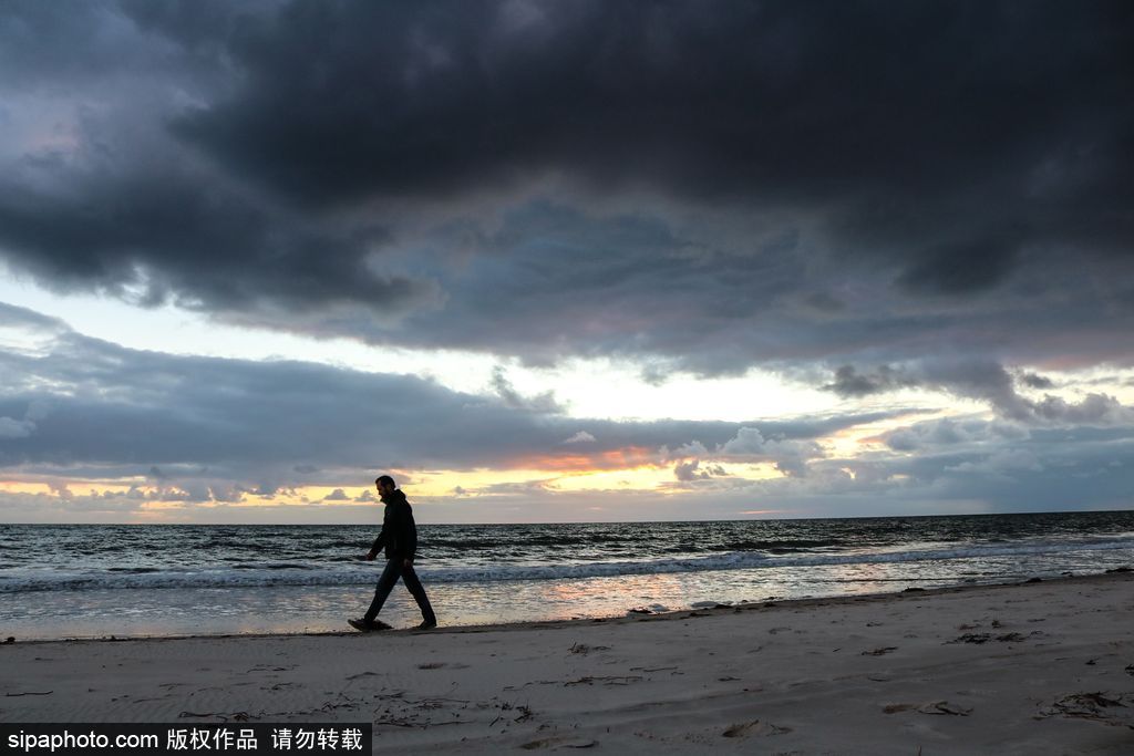 澳大利亞海岸現(xiàn)唯美日落 烏云壓境如末日大片