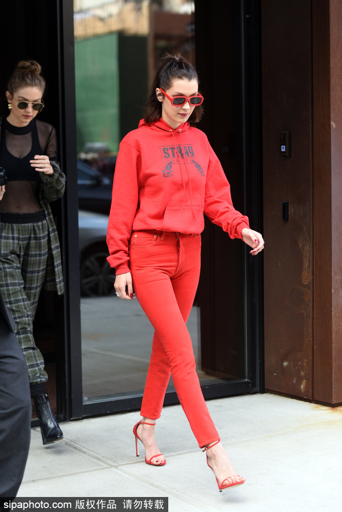 貝拉·哈迪德今天這身紅透了！高馬尾活力十足