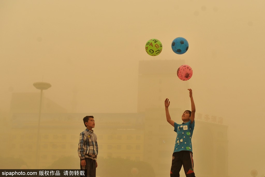 一場風沙侵襲北京 盤點各地沙塵遮天蔽日景象