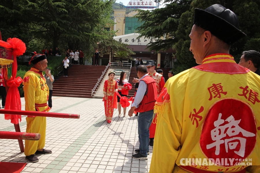 騎大馬、坐花轎 “山姑娘”娶回個(gè)“洋女婿”