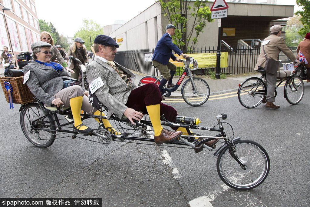 英國(guó)舉行復(fù)古騎行 粗花呢服裝引領(lǐng)懷舊風(fēng)潮