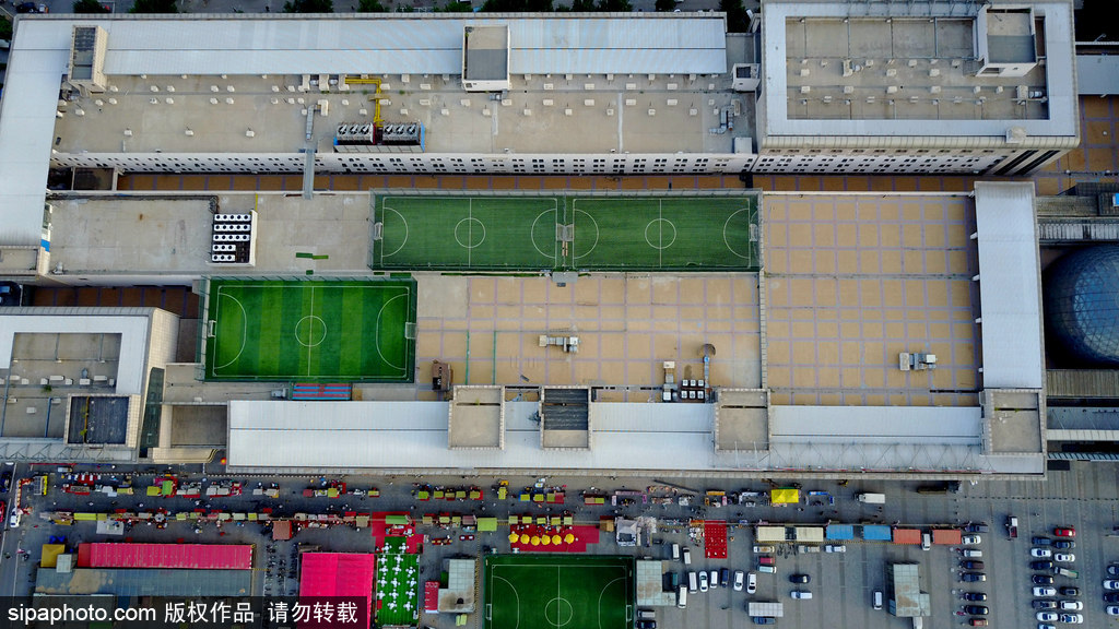 航拍沈陽(yáng)一商場(chǎng)竟有三個(gè)足球場(chǎng) 樓頂踢球刺激拉風(fēng)
