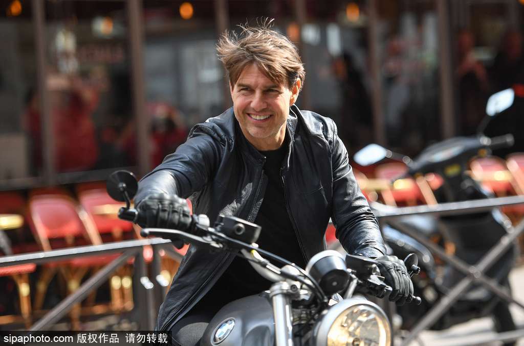 阿湯哥開重型機車駛過巴黎街道 英姿颯爽魅力不減當(dāng)年