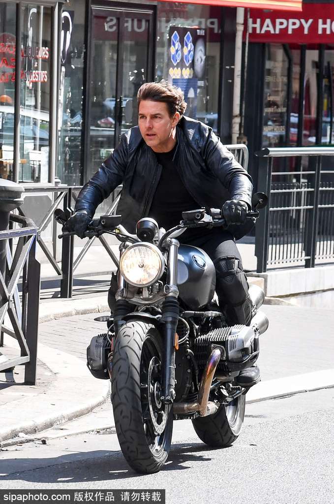 阿湯哥開重型機車駛過巴黎街道 英姿颯爽魅力不減當年