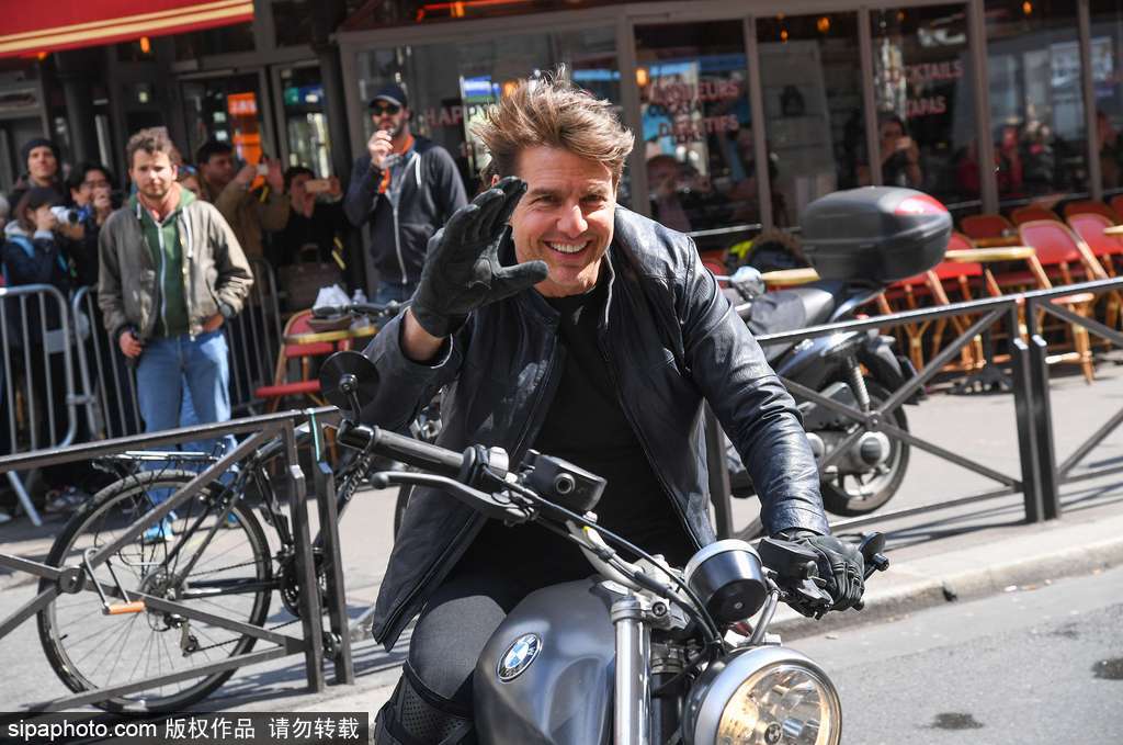 阿湯哥開重型機車駛過巴黎街道 英姿颯爽魅力不減當年