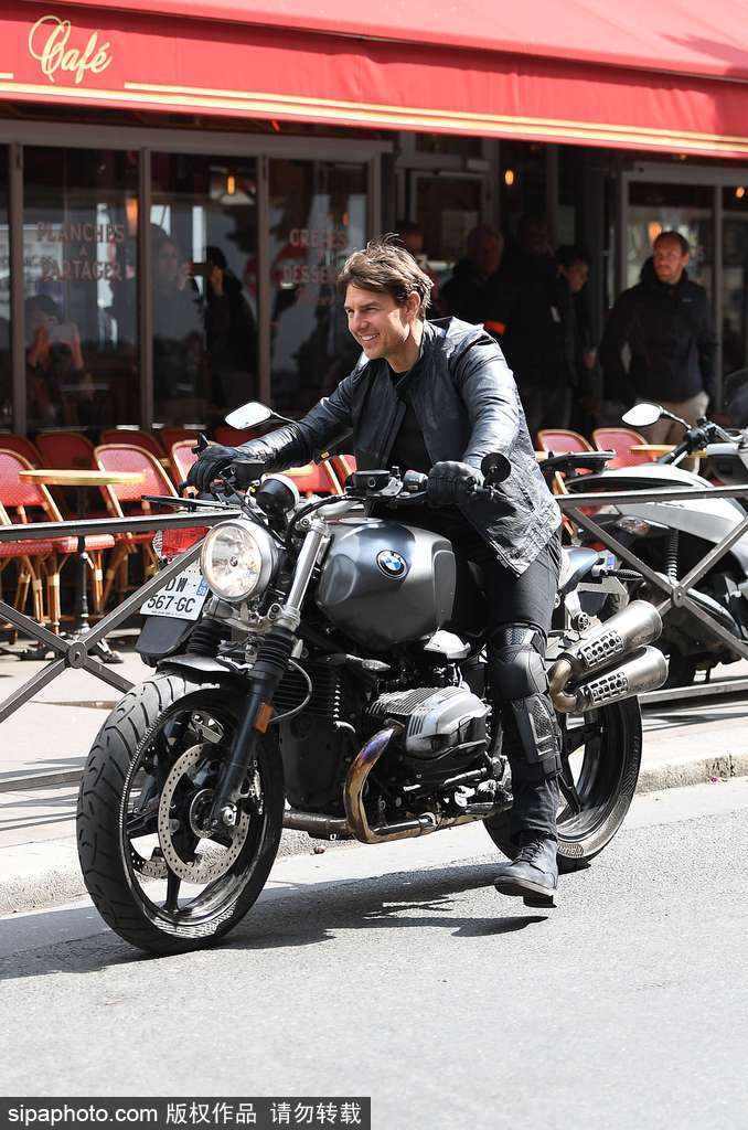 阿湯哥開重型機車駛過巴黎街道 英姿颯爽魅力不減當年