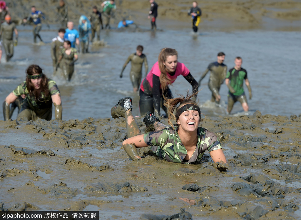 城會(huì)玩！英國(guó)公園上演滾泥巴大賽 妹子、硬漢泥地摸爬滾打