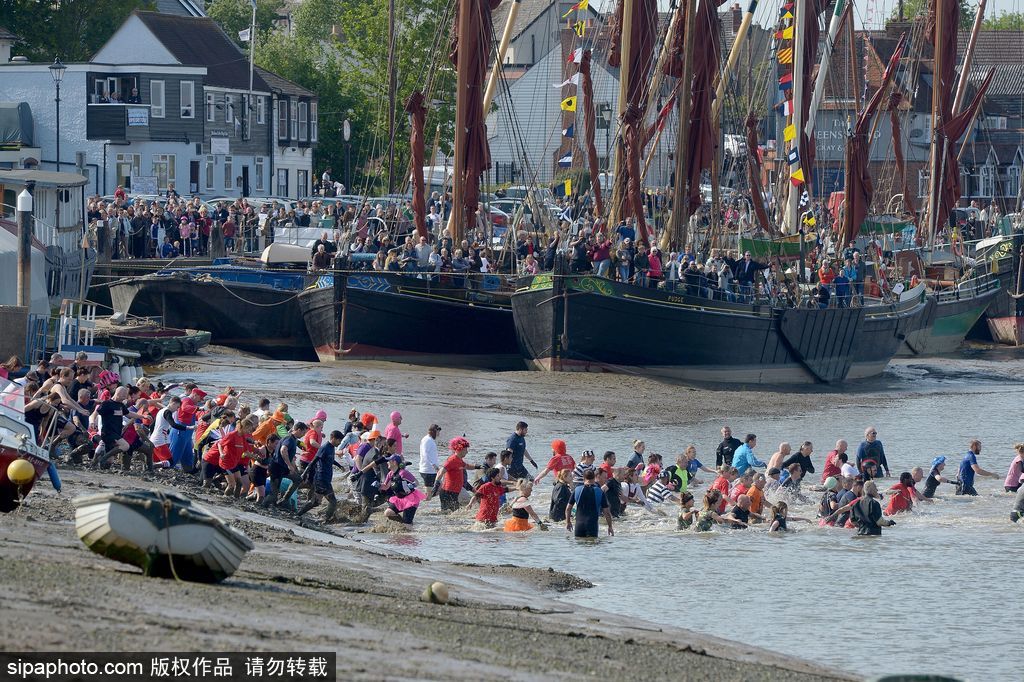 城會玩！英國公園上演滾泥巴大賽 妹子、硬漢泥地摸爬滾打