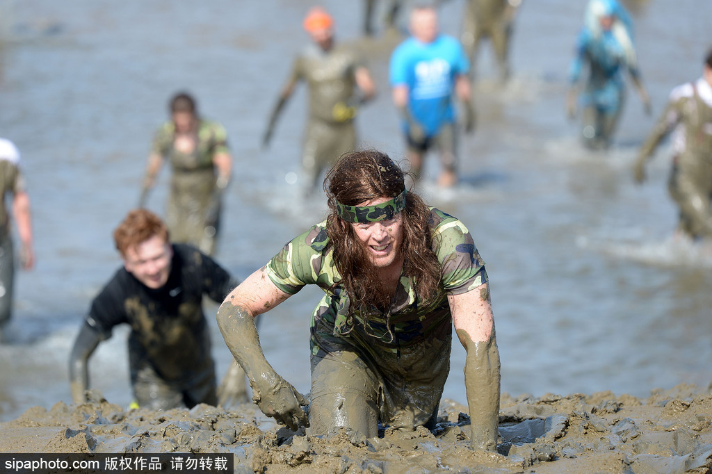 城會玩！英國公園上演滾泥巴大賽 妹子、硬漢泥地摸爬滾打