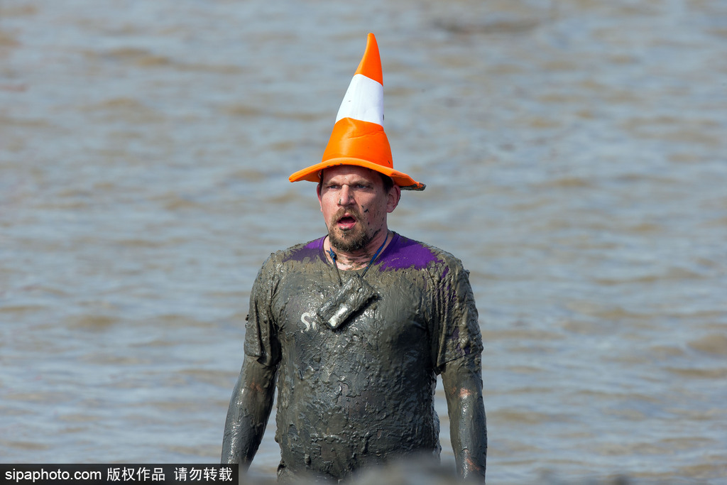 城會玩！英國公園上演滾泥巴大賽 妹子、硬漢泥地摸爬滾打