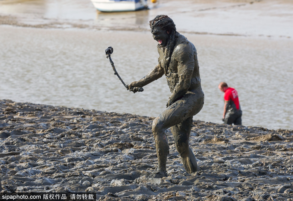 城會(huì)玩！英國公園上演滾泥巴大賽 妹子、硬漢泥地摸爬滾打