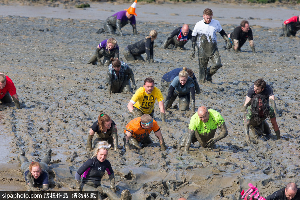 城會玩！英國公園上演滾泥巴大賽 妹子、硬漢泥地摸爬滾打
