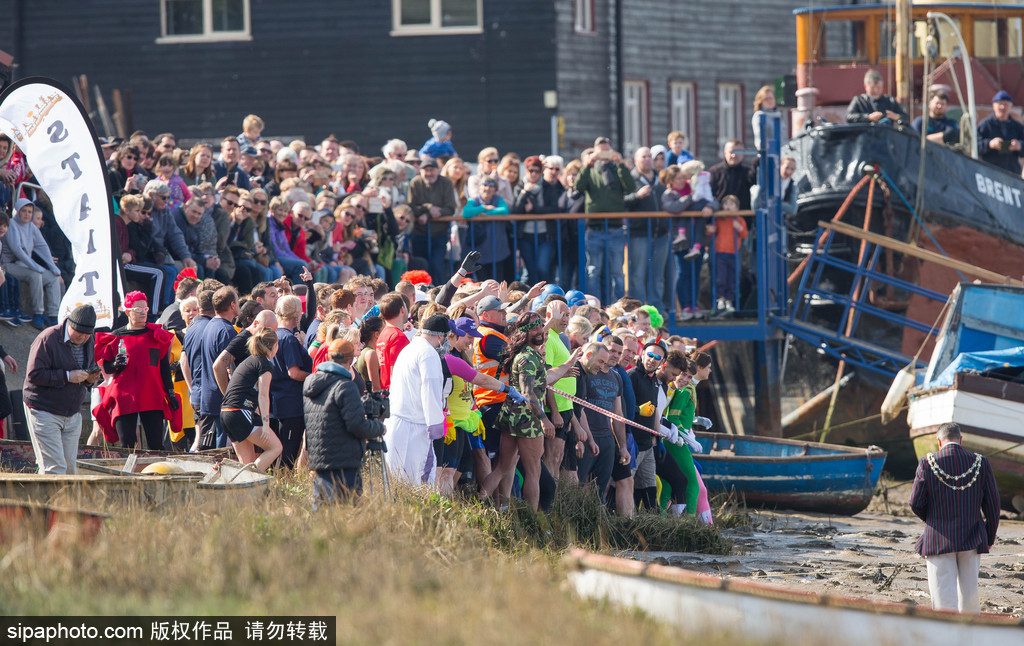 城會玩！英國公園上演滾泥巴大賽 妹子、硬漢泥地摸爬滾打