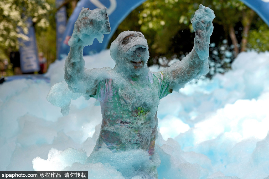 重回童年！英國舉行五彩泡泡跑 體驗最開心五公里