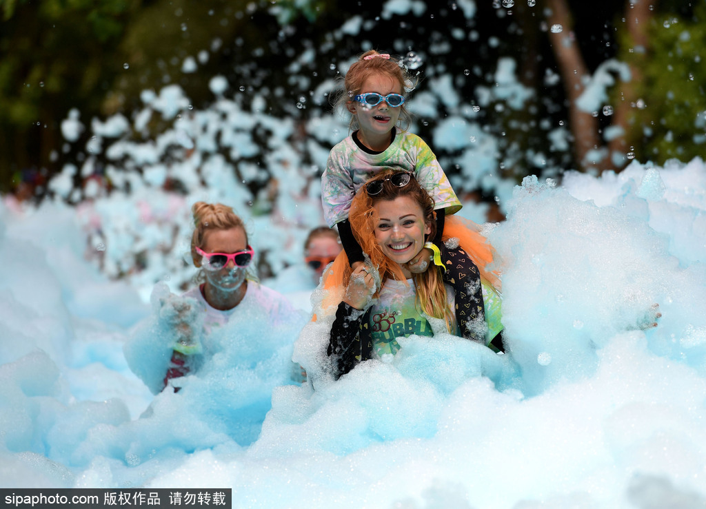 重回童年！英國舉行五彩泡泡跑 體驗最開心五公里