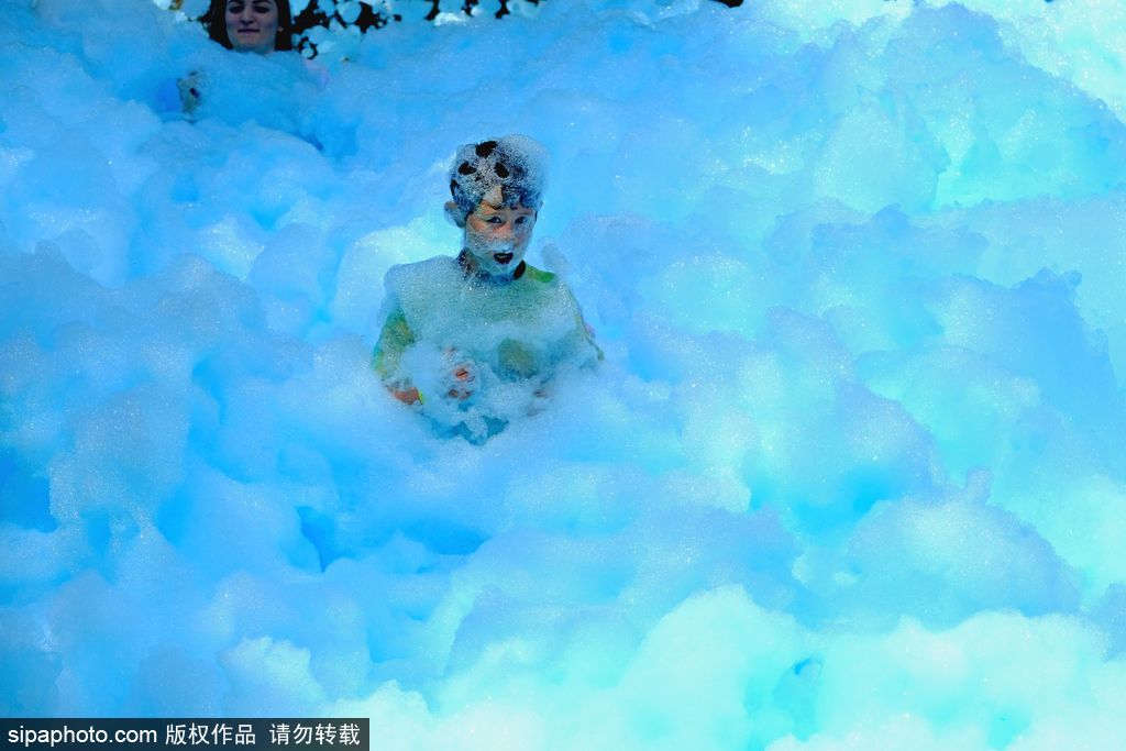 重回童年！英國舉行五彩泡泡跑 體驗最開心五公里