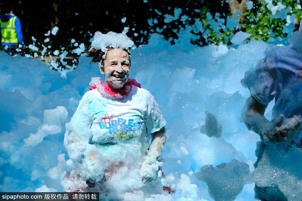 重回童年！英國(guó)舉行五彩泡泡跑 體驗(yàn)最開(kāi)心五公里