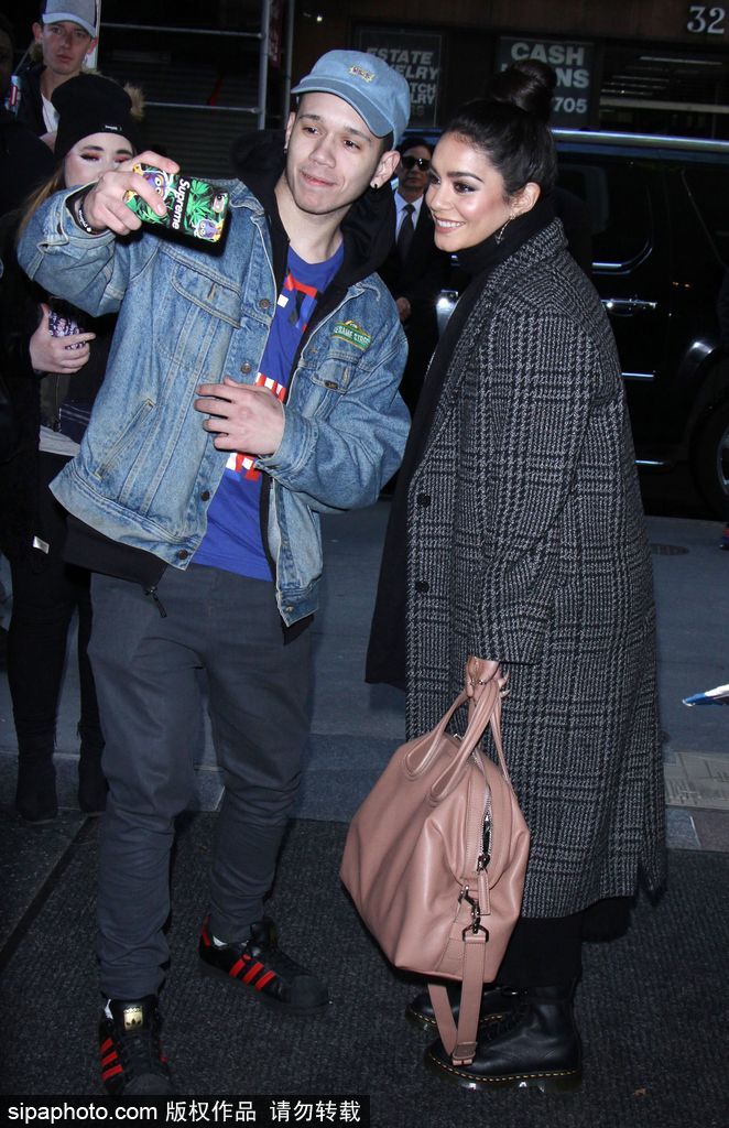 凡妮莎-哈金斯大衣圍巾包裹嚴(yán)實(shí) 與粉絲街頭合影顯親昵
