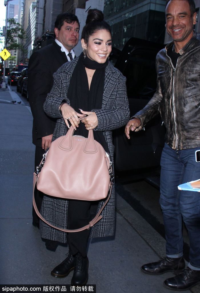 凡妮莎-哈金斯大衣圍巾包裹嚴實 與粉絲街頭合影顯親昵