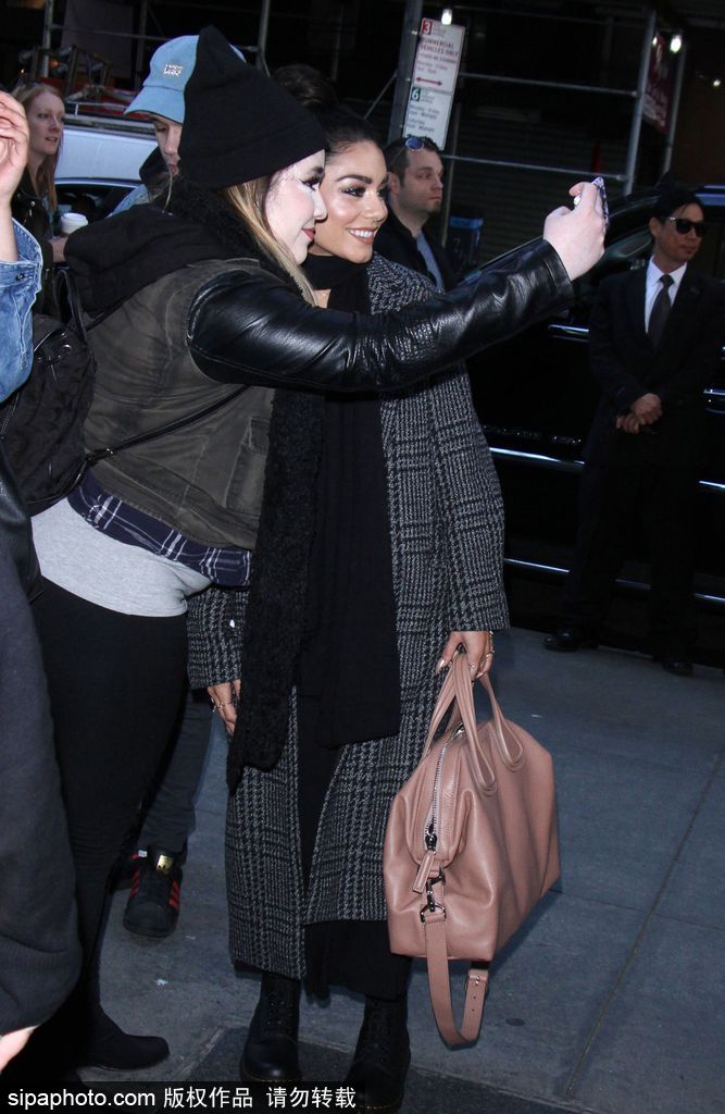 凡妮莎-哈金斯大衣圍巾包裹嚴實 與粉絲街頭合影顯親昵