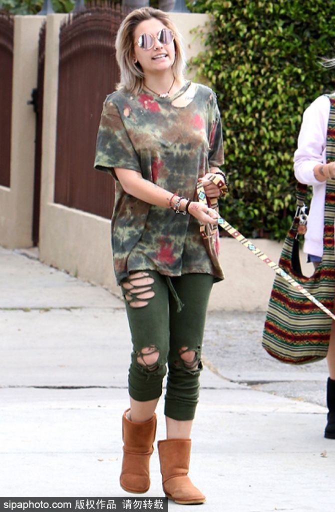 邁克爾·杰克遜女兒Paris街頭遛狗 外八字蹲地變糙漢