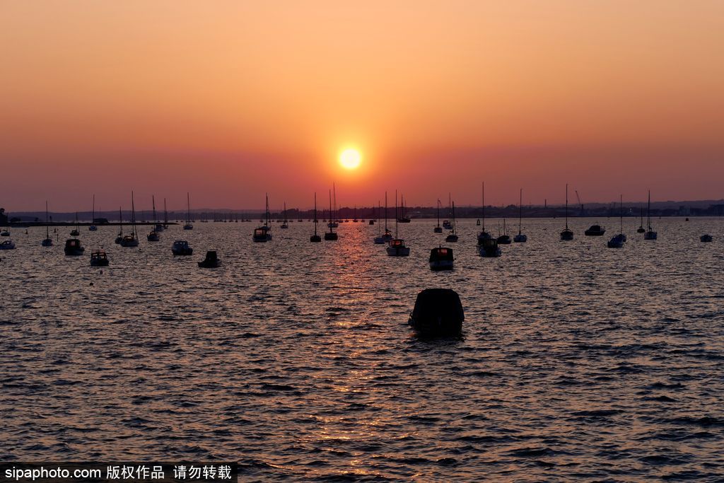 英國(guó)多塞特海邊落日 日光昏黃寧?kù)o絕美