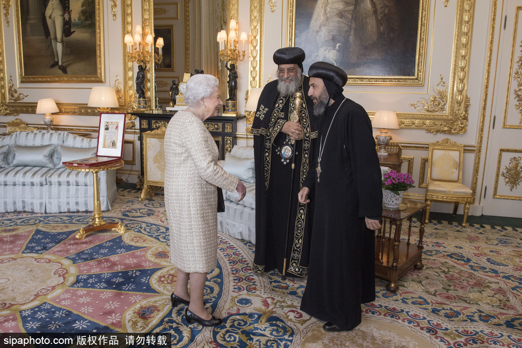 英國(guó)女王伊麗莎白二世在溫莎城堡接待教皇塔瓦德洛斯二世