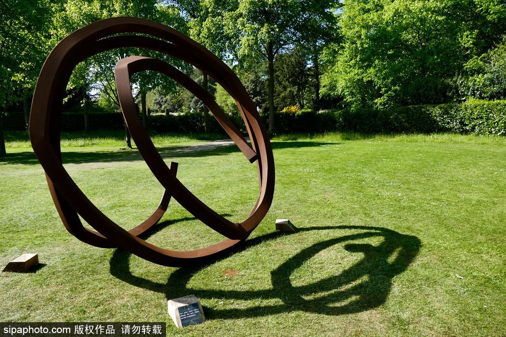 不確定的對角線 雕塑藝術家Bernar Venet展覽