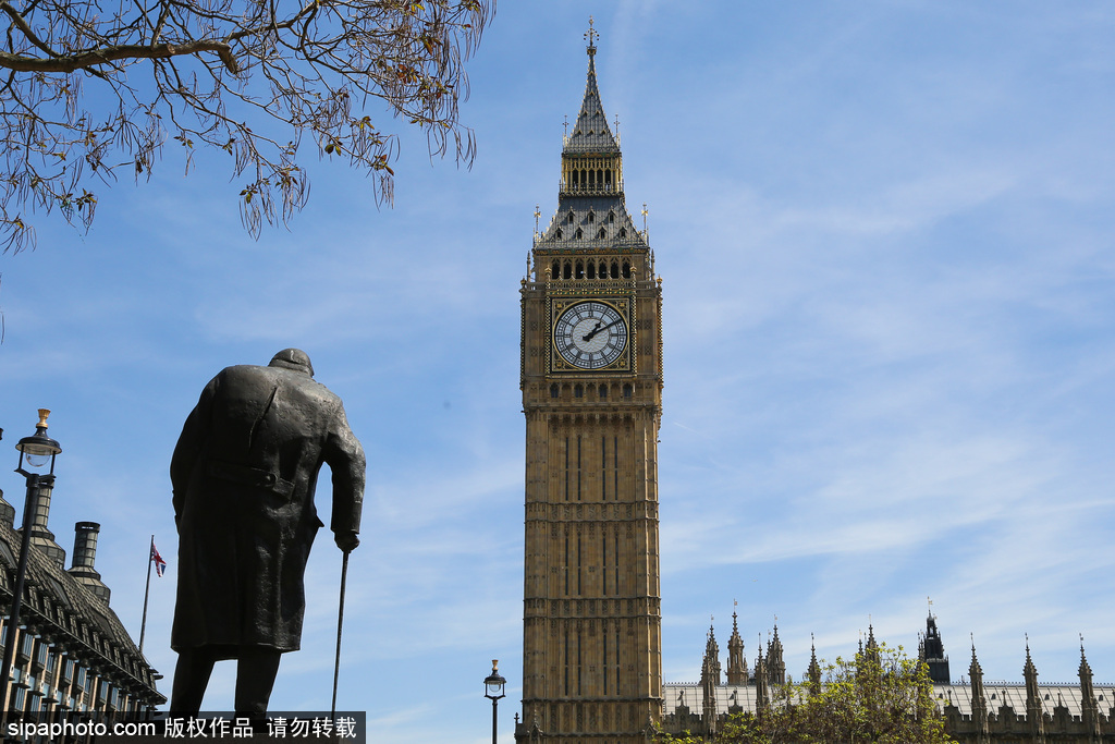 夏初季節 倫敦民眾扎堆聚集公園草地享受日光浴
