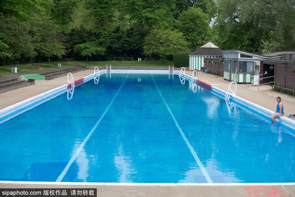英國：歐洲最長戶外游泳池開放 全長91米可容納2400立方米水