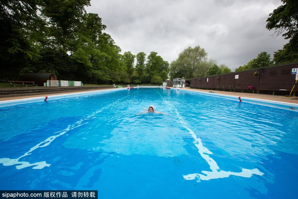 英國：歐洲最長戶外游泳池開放 全長91米可容納2400立方米水