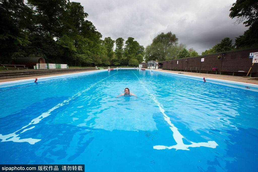 英國：歐洲最長(zhǎng)戶外游泳池開放 全長(zhǎng)91米可容納2400立方米水