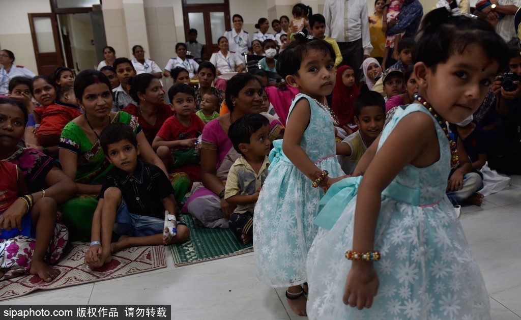 活下去就有希望 印度連體姐妹分離手術成功茁壯成長