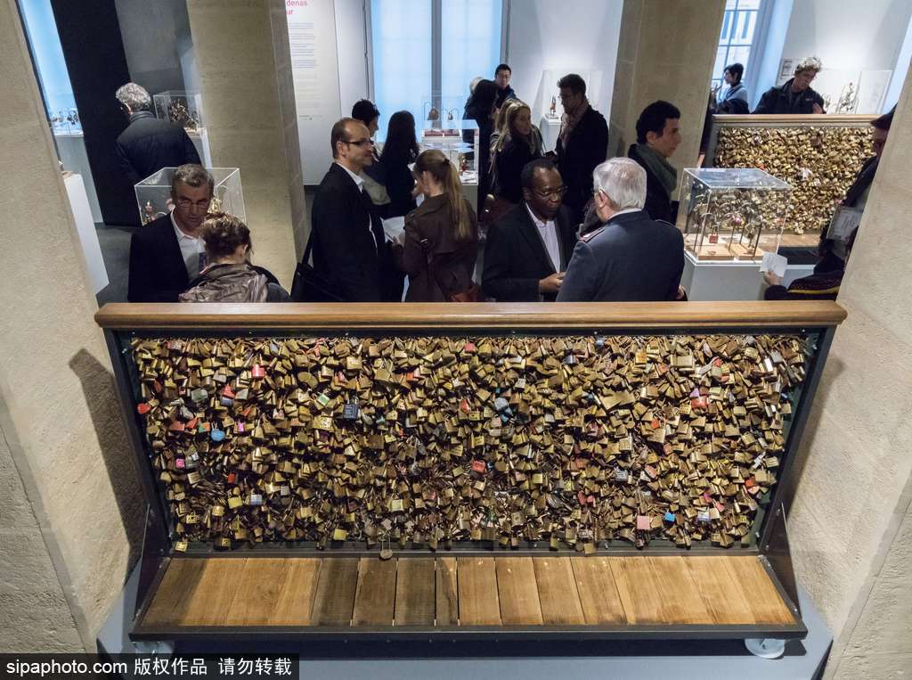 不堪重負(fù)!法國(guó)巴黎情人橋愛情鎖將全部拆除拍賣