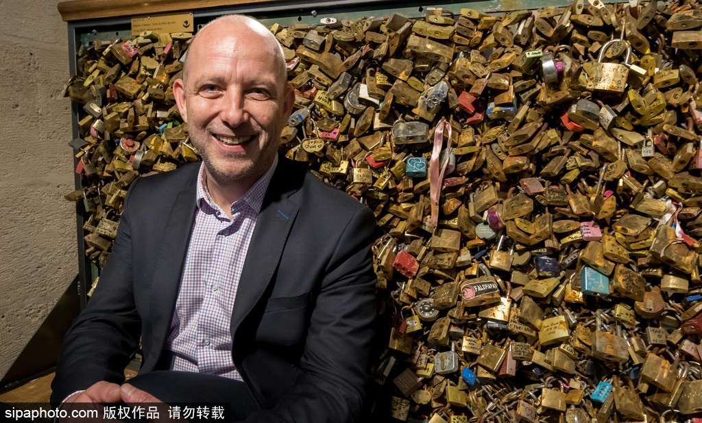 不堪重負(fù)！法國(guó)巴黎情人橋愛情鎖將全部拆除拍賣