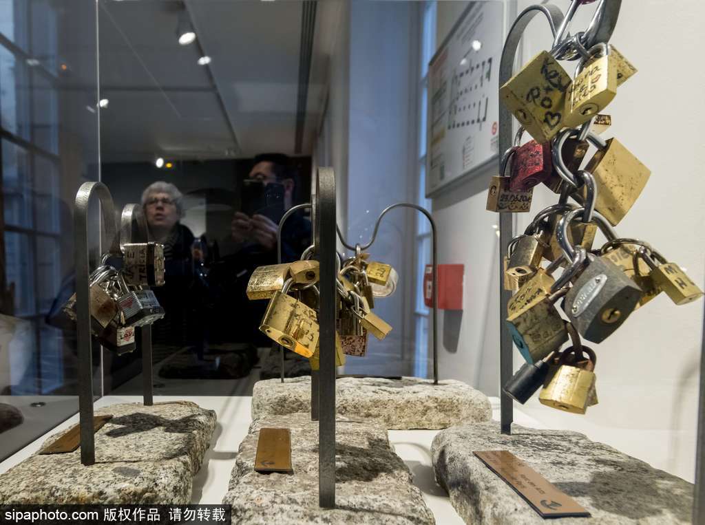 不堪重負(fù)！法國(guó)巴黎情人橋愛情鎖將全部拆除拍賣