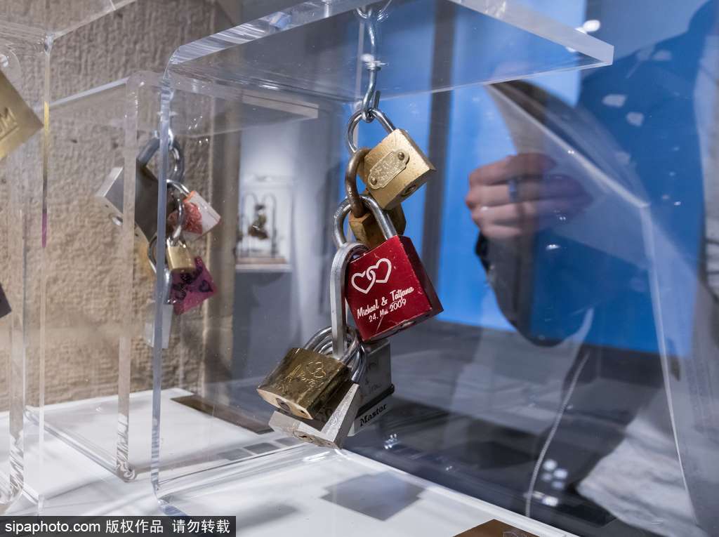 不堪重負(fù)！法國(guó)巴黎情人橋愛情鎖將全部拆除拍賣