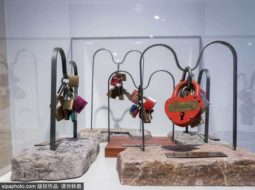 不堪重負(fù)！法國(guó)巴黎情人橋愛情鎖將全部拆除拍賣