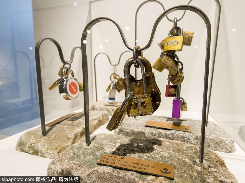 不堪重負(fù)！法國(guó)巴黎情人橋愛(ài)情鎖將全部拆除拍賣