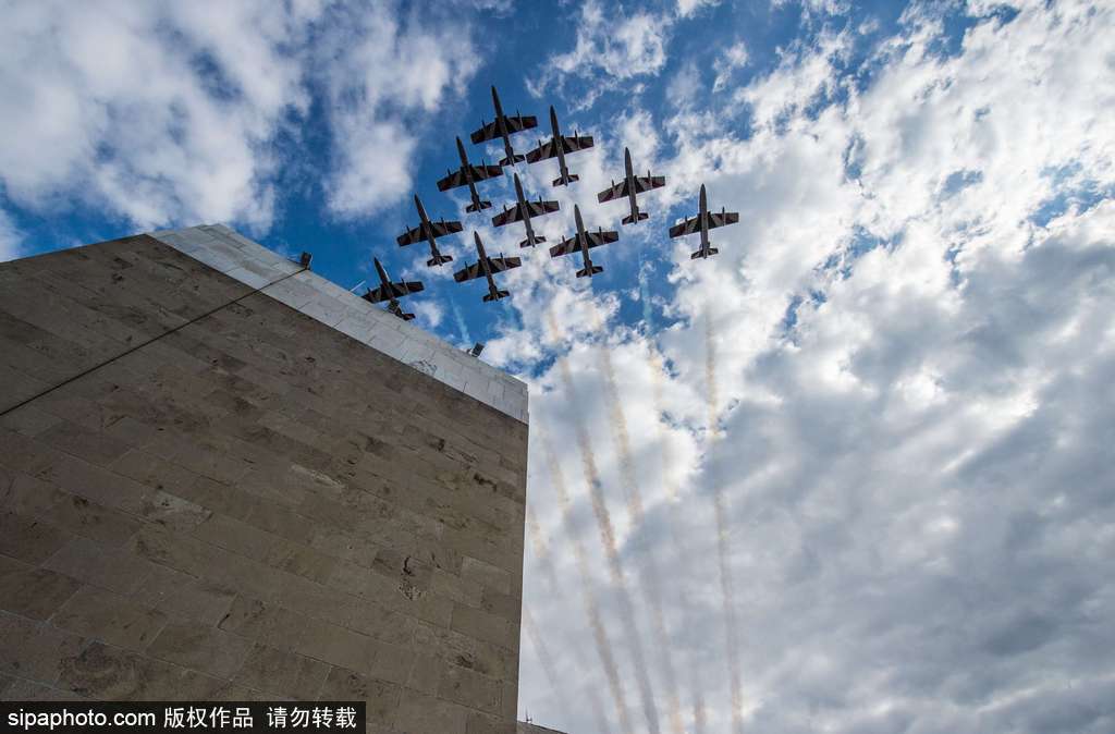 意大利“三色箭”特技飛行表演隊上演空中芭蕾 慶祝圣尼古拉斯節(jié)來臨