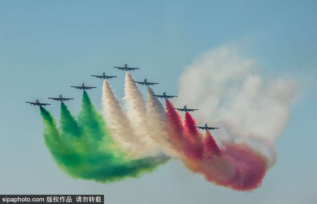 意大利“三色箭”特技飛行表演隊上演空中芭蕾 慶祝圣尼古拉斯節來臨