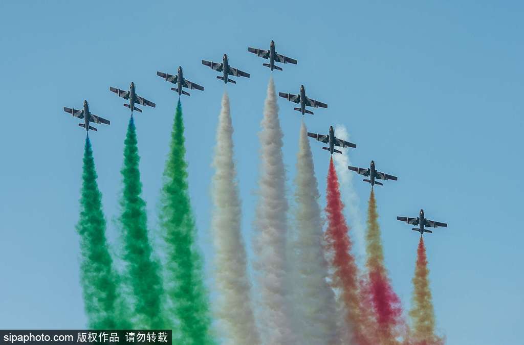 意大利“三色箭”特技飛行表演隊(duì)上演空中芭蕾 慶祝圣尼古拉斯節(jié)來(lái)臨